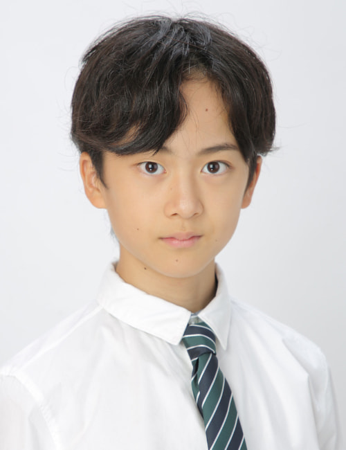 ミュージカル『カミヒト』：クリエイティブプロデューサー 脚本・演出・舞台美術・作曲・出演　語り部パサート 役 高梨元秀　GENSHU TAKANASHI 2012年3月1日生 中学２年生&nbsp; 幼少時代からミュージカルが大好きで９歳からオリジナルミュージカルの創作を始める。脚本、作曲、演奏、美術、メイク、全ての役を１人でこなし、過去3作の長編ミュージカル動画を制作。また、オペラやミュージカルの舞台、映画やテレビ朝日「サンドイッチマン＆芦田愛菜の博士ちゃん」に【ミュージカル博士ちゃん】として出演 。2023年には舞台劇『ぼくと14人のボクの夏休み』で主役を演じ、劇中で自身が作曲した曲を歌うなど活躍の幅を広げている。同年には初の個展「The FIRST Art Exhibition」にて仏画や曼荼羅の作品を発表。2024年は少年アーティスト・高梨元秀の「Imagination WORLD」個展を小豆島MOCA HISHIO ANNEX（醤の郷現代美術館別館）にて約１ヶ月間開催しミュージカル「カミヒト」の世界感を発表した。