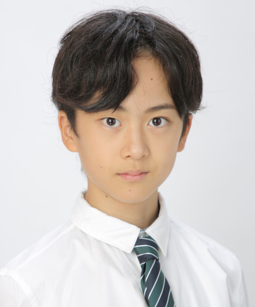 ミュージカル『カミヒト』：クリエイティブプロデューサ・脚本・演出・舞台美術・作曲　高梨元秀　GENSHU TAKANASHI　2012年3月1日生 中学２年生&nbsp; 幼少時代からミュージカルが大好きで９歳からオリジナルミュージカルの創作を始める。脚本、作曲、演奏、美術、メイク、全ての役を１人でこなし、過去3作の長編ミュージカル動画を制作。また、オペラやミュージカルの舞台、映画やテレビ朝日「サンドイッチマン＆芦田愛菜の博士ちゃん」に【ミュージカル博士ちゃん】として出演 。2023年には舞台劇『ぼくと14人のボクの夏休み』で主役を演じ、劇中で自身が作曲した曲を歌うなど活躍の幅を広げている。同年には初の個展「The FIRST Art Exhibition」にて仏画や曼荼羅の作品を発表。2024年は少年アーティスト・高梨元秀の「Imagination WORLD」個展を小豆島MOCA HISHIO ANNEX（醤の郷現代美術館別館）にて約１ヶ月間開催しミュージカル「カミヒト」の世界感を発表した。