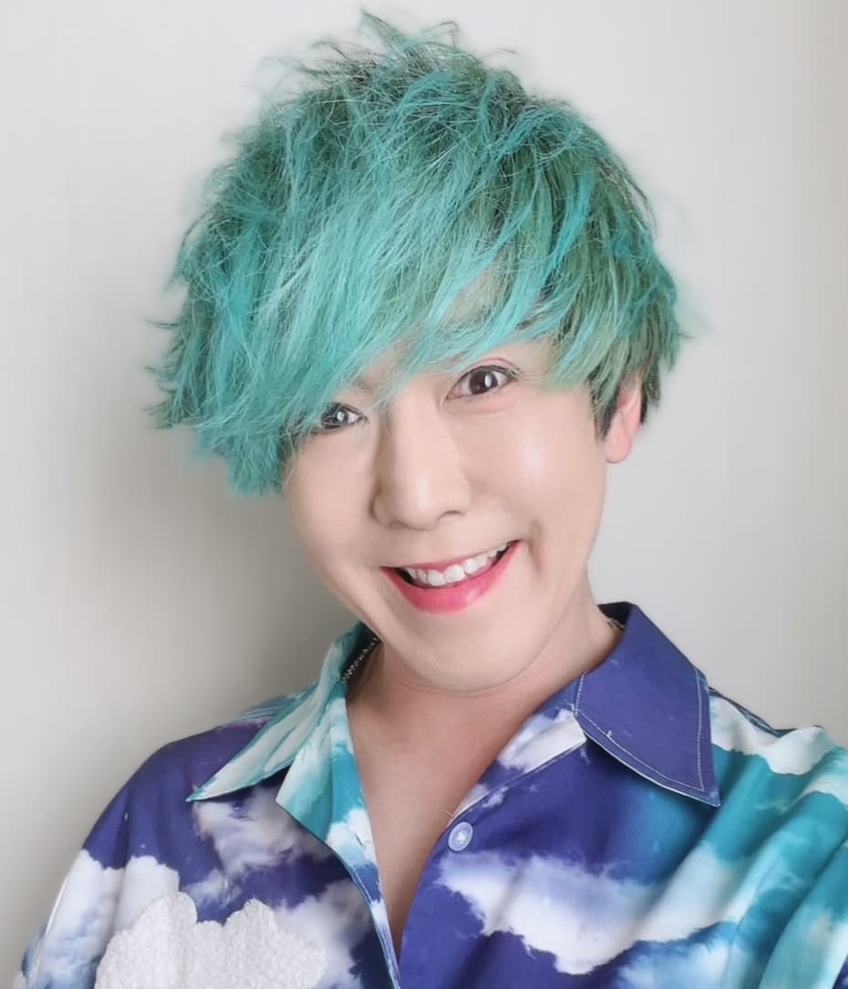 ミュージカル『カミヒト』：出演　モルト役 観月ゆうじ　YUJI MIZUKI 　坂戸エンターテイメント所属。大阪芸術大学を経て劇団四季付属研究所入所後、劇団四季に所属。退団後、谷桃子バレエ団に所属しバレエダンサー、ジャズダンサー、ミュージカルアクターとして数々の舞台に立つ。現在は歌手として活動、ビクターエンタテインメントの歌手として楽曲をリリース中。NHK『日曜バラエティー』『きらめき歌謡ライブ』、ニッポン放送『あなたとハッピー』などに歌手として出演。俳優としては、ブロードウェイミュージカル『チキチキバンバン』『Big』の主演の他、WAHAHA本舗など多岐にわたる舞台で活躍中。 【受賞歴】・金光郁子芸術賞受賞　・第17回日本ジャズダンス芸術協会ダンスコンクール 最高位グランプリを受賞