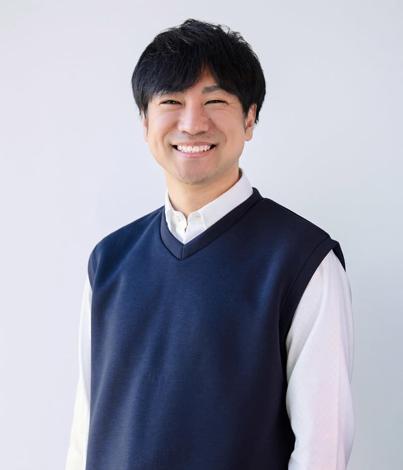 ミュージカル『カミヒト』：演出補佐 白鳥雄介　YUSUKE SHIRATORI 1989年生まれ、札幌市出身。演劇ユニット・ストスパ主宰。&nbsp;「それでも前を向いていく」を作品テーマに、どうにも笑うしかない状況で、もがき立ち上がる人間たちを描く。劇場を出たあとの優しい風を感じてもらうことを大切に、自団体のみならず、外部での脚本・演出でコメディからシリアスまで多くの作品に参加。&nbsp;またアニメやYoutubeなどの映像作品にも活動の幅を広げている。 近年の代表作は、「笑ゥせぇるすまん THE STAGE」脚本、「超ハジケステージ☆ボボボーボ・ボーボボ」演出、「カリスマdeステージ〜おかえり！カリスマハウス〜」演出、「池袋サンシャイン座長フェスティバル」脚本、他多数。