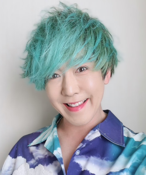 ミュージカル『カミヒト』：出演　モルト役　観月ゆうじ　YUJI MIZUKI　坂戸エンターテイメント所属。大阪芸術大学を経て劇団四季付属研究所入所後、劇団四季に所属。退団後、谷桃子バレエ団に所属しバレエダンサー、ジャズダンサー、ミュージカルアクターとして数々の舞台に立つ。現在は歌手として活動、ビクターエンタテインメントの歌手として楽曲をリリース中。NHK『日曜バラエティー』『きらめき歌謡ライブ』、ニッポン放送『あなたとハッピー』などに歌手として出演。俳優としては、ブロードウェイミュージカル『チキチキバンバン』『Big』の主演の他、WAHAHA本舗など多岐にわたる舞台で活躍中。 【受賞歴】・金光郁子芸術賞受賞　・第17回日本ジャズダンス芸術協会ダンスコンクール 最高位グランプリを受賞