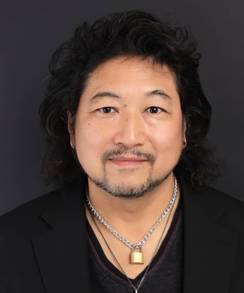 ミュージカル『カミヒト』：出演　グランディーヌ王役 坂口拓也　TAKUYA SAKAGUCHI 　声楽家　モーツァルトが大好きな父を持ち、モーツァルトのレコードしかない家に生まれる。4歳の頃幼稚園の帰りに毎日楽器店のウィンドウに張り付いて中のピアノ教室に食い入る様を見兼ね、ピアノ教室に通わせてもらい、音楽人生が始まる。中学時代は、吹奏楽部でトランペット、指揮を受け持つ。高校時代は、吹奏楽団でトランペットを吹き、関東大会へ進出。また合唱団へ参加し、初の「第九」「カルメン」公演に参加。音楽大学を卒業。ドイツイタリアで6年間研鑽を積みテノール歌手としてデビュー。ルーマニア国立歌劇場にて「トスカ」その他公演の主役テノールを務める。国内でも数々のオペラ、オペレッタに出演。またミュージカルでは、コマ劇場「その男ゾルバ」に100公演以上出演。マイオン企画「眠れない夜」、劇団TOC-co「ユーカリ島は夢の島」「Kenji Robot」「稲田姫物語」でメインキャストを務める「坂口声楽塾」を主宰し、門下からは優秀な歌手を輩出している。