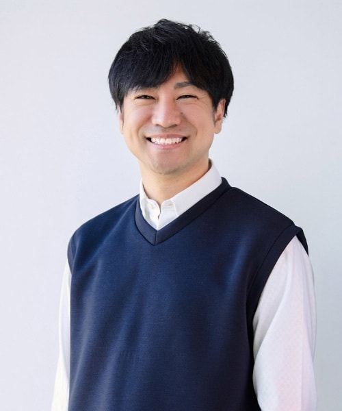 ミュージカル『カミヒト』：演出補佐 白鳥雄介　YUSUKE SHIRATORI 1989年生まれ、札幌市出身。演劇ユニット・ストスパ主宰。&nbsp;「それでも前を向いていく」を作品テーマに、どうにも笑うしかない状況で、もがき立ち上がる人間たちを描く。劇場を出たあとの優しい風を感じてもらうことを大切に、自団体のみならず、外部での脚本・演出でコメディからシリアスまで多くの作品に参加。&nbsp;またアニメやYoutubeなどの映像作品にも活動の幅を広げている。 近年の代表作は、「笑ゥせぇるすまん THE STAGE」脚本、「超ハジケステージ☆ボボボーボ・ボーボボ」演出、「カリスマdeステージ〜おかえり！カリスマハウス〜」演出、「池袋サンシャイン座長フェスティバル」脚本、他多数。