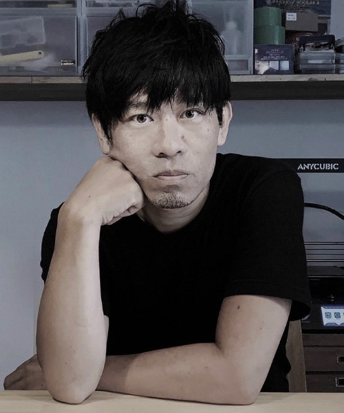 ミュージカル『カミヒト』：美術アドバイザー 石原敬 K ISHIHARA  セットデザイナー、舞台美術家。1990年に渡米。1994年New York School of Visual ArtsのFine Arts学科を経て、Illustration/Commercial Arts学科を卒業。2019年にBLANk Research and Development INC.を設立。参加作品に『バケモノの子』（青木豪演出）、『チャーリーとチョコレート工場』『Mrs. Green Apple WHITE LOUNGE』（ウォーリー木下演出）などがある。  元秀君の頭と手の中から生まれ出たデザインがリアルスケールとなって空間に現れることの興奮。そこへ色々な人たちの才能が混ざり生み出されるエネルギー全てを感じてほしい。今回のこの感動が君の今後の創作に大きな影響を与えるものだから。