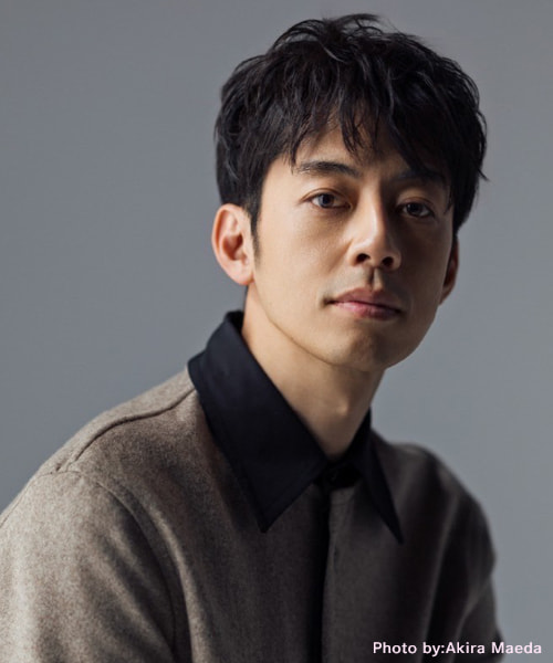 ミュージカル『カミヒト』：プロジェクトアドバイザー 西野亮廣 AKIHIRO NISHINO  1980年兵庫県生まれ。芸人・童話作家。著書 絵本『Dr.インクの星空キネマ』『ジップ&キャンディロボットたちのクリスマス』『オルゴールワールド』『えんとつ町のプペル』、小説『グッド・コマーシャル』、ビジネス書『魔法のコンパス』『革命のファンファーレ現代のお金と広告』他  高梨元秀は、誰の模倣でもなく、自らの内に独自の世界観を育み、既成の枠組みに収まることを拒みながら、"創造"という未踏の領域へと静かに踏み出している。彼に寄せる期待と共にあるのは、これまで磨かれることなく夢破れていった、無数の才能が存在するという現実だ。私たちはいま、ひとつの才能が開花するか否かの岐路に立ち会っている。果たして今回は、どうだろう。ひとつ確かなことは、高梨元秀が、その分岐点に辿り着くに足る「切符」を、すでに手にしているという事実だ。それ自体が、極めて稀有で、かけがえのないことである。だからこそ、この瞬間を見過ごすべきではないと心から思っている。