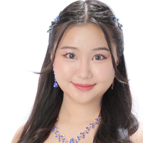 ミュージカル「カミヒト」水の神 役 大前 桜 SAKURA OOMAE  東京音楽大学声楽専攻在学中。オペラ「フィガロの結婚」スザンナ役、オペラ「魔笛」パミーナ役、国立音楽大学第14回招待演奏会、全日本学生音楽コンクール東京大会第2位・全国大会入選、第1回東京国際管弦声楽コンクール声楽部門高校生の部第1位・東京新聞賞、第3回バーゼル国際声楽コンクール第3位日本人最高位、第11回下田国際音楽コンクールプロフェッショナル部門第2位ハリス賞、第29回KOBE国際音楽コンクール声楽B部門最優秀賞 兵庫県知事賞等。