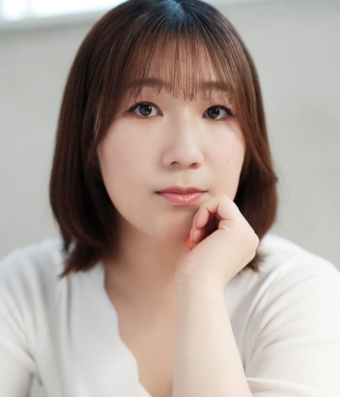 ミュージカル『カミヒト』：出演　笑いの女神キュオレ役 栁瀬智花 CHIKA YANASE 1997年3月17日生まれ。東京都出身。吉本興業所属 日本音楽高等学校 舞台芸術コース、昭和音楽大学 ミュージカルコース 卒業。大学卒業後ダンスと歌唱レッスンの為渡米。その後よしもとパフォーマンスアカデミーに2期生として入る。 主な出演作はミュージカル「みどりの天使」かみなりおばさん役、ぼる塾 田辺プロデュース「お抹茶煎じ隊」デビュー曲振付、など。