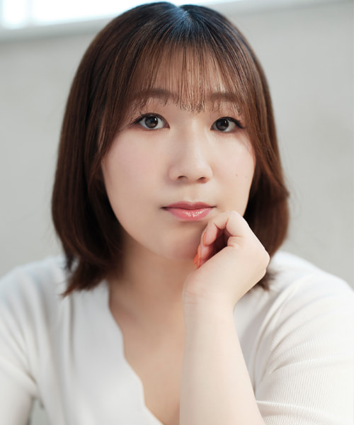 ミュージカル『カミヒト』：笑いの女神キュオレ役 栁瀬智花 　 CHIKA YANASE  1997年3月17日生まれ。東京都出身。吉本興業所属 日本音楽高等学校 舞台芸術コース、昭和音楽大学 ミュージカルコース 卒業。大学卒業後ダンスと歌唱レッスンの為渡米。その後よしもとパフォーマンスアカデミーに2期生として入る。 主な出演作はミュージカル「みどりの天使」かみなりおばさん役、ぼる塾 田辺プロデュース「お抹茶煎じ隊」デビュー曲振付、など。