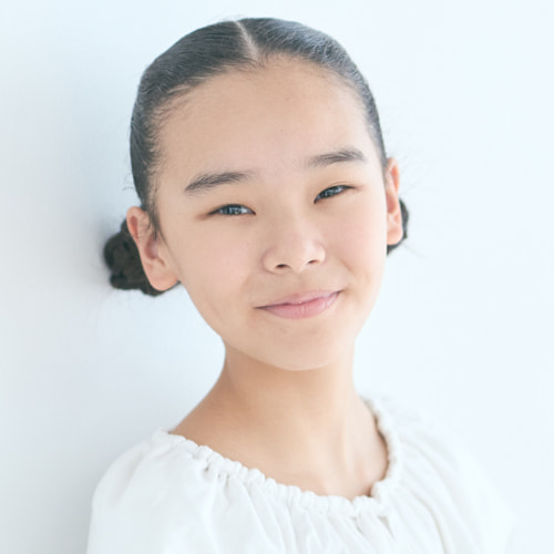 ミュージカル「カミヒト」ダンサー 麻生 詩 UTA ASAO  3歳からダンスを始め、ジャズやタヒチアンなど多様なスタイルを学ぶ。歌唱や演技にも力を入れ、ミュージカルやコンテストに多数出演。一つひとつの出会いを大切に、舞台を観た誰かの心に小さな火を灯せるような、心を動かす舞台人を目指しています。 出演作:新説「桃太郎」絵巻 鬼哭の島、桃の花 ソラ役／二度目の夢 エガ役／青い鳥 スプーン役／JYDF2025北関東大会 ソロの部BEST6 他