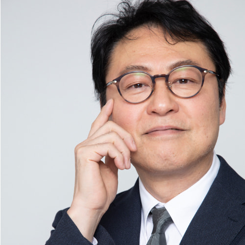 ミュージカル「カミヒト」火の神 役 上條 恒 KOU KAMIJO  1967年東京都。「劇団 三ツ星キッチン」主宰、俳優、脚本、演出、コミカルからシリアスな役をこなすバイプレーヤー。舞台中心に活動。劇団では、日本人の日本人の為のミュージカルを創作し16年目。コミカルと涙の連続するヒューマン作品を提供する。主な出演作、東宝「レ・ミゼラブル」「エリザベート」。ストレート作品も多く出演。外部脚本演出、劇団EXILE「TOMORROW NEVER DIES」「ストレンジャー」他。（神父アンダー）