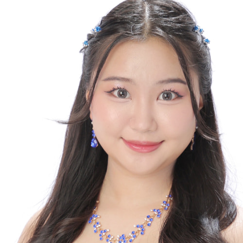 ミュージカル「カミヒト」水の神 役 大前 桜 SAKURA OOMAE  東京音楽大学声楽専攻在学中。オペラ「フィガロの結婚」スザンナ役、オペラ「魔笛」パミーナ役。国立音楽大学第14回招待演奏会 全日本学生音楽コンクール東京大会第2位・全国大会入選、第1回東京国際管弦声楽コンクール声楽部門高校生の部第1位・東京新聞賞、第3回バーゼル国際声楽コンクール第3位（1位該当者なし、日本人最高位）、第11回下田国際音楽コンクールプロフェッショナル部門第2位ハリス賞、第29回KOBE国際音楽コンクール声楽B部門最優秀賞・兵庫県知事賞 等。